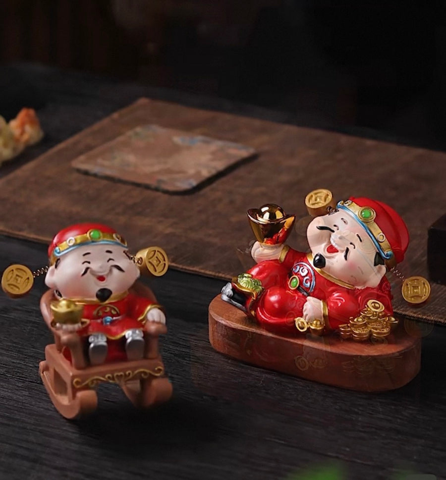 Chinese God of Wealth desk figurine detail view